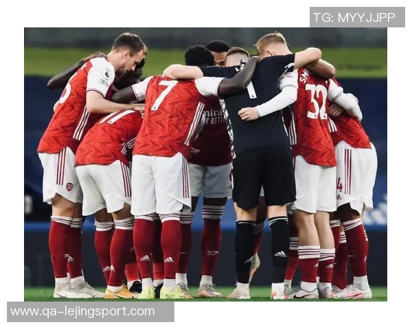 维尼修斯在阿森纳基地训练期间与枪手青训小将亲密合影留念